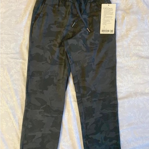 NWT Lululemon On the fly crops - Picture 3 of 4